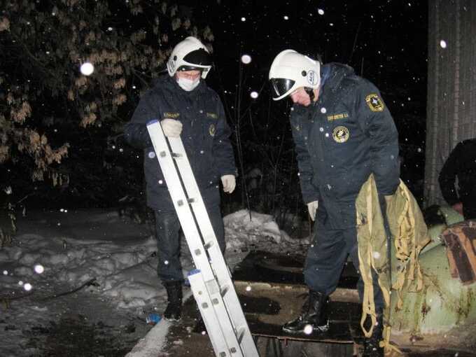 В Нижегородской области женщина с двухлетним ребенком залезла в коллектор, чтобы родить