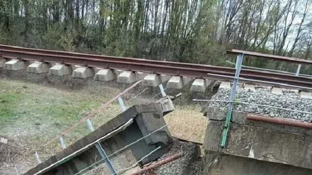 Опубликованы фотографии разрушенного в Курской области моста